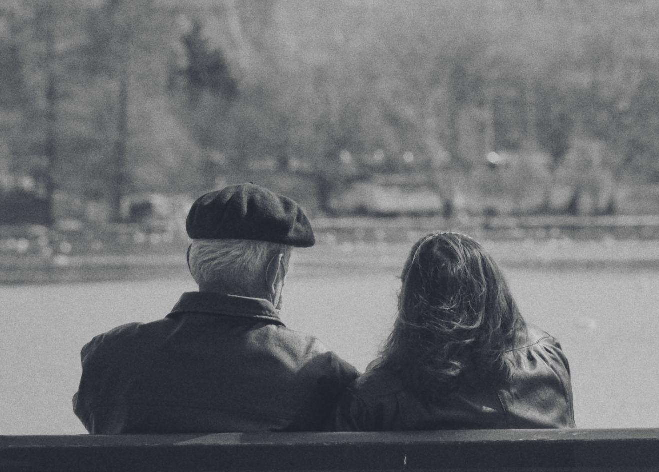 Nonni che condividono momenti preziosi con i nipoti in un ambiente familiare sereno