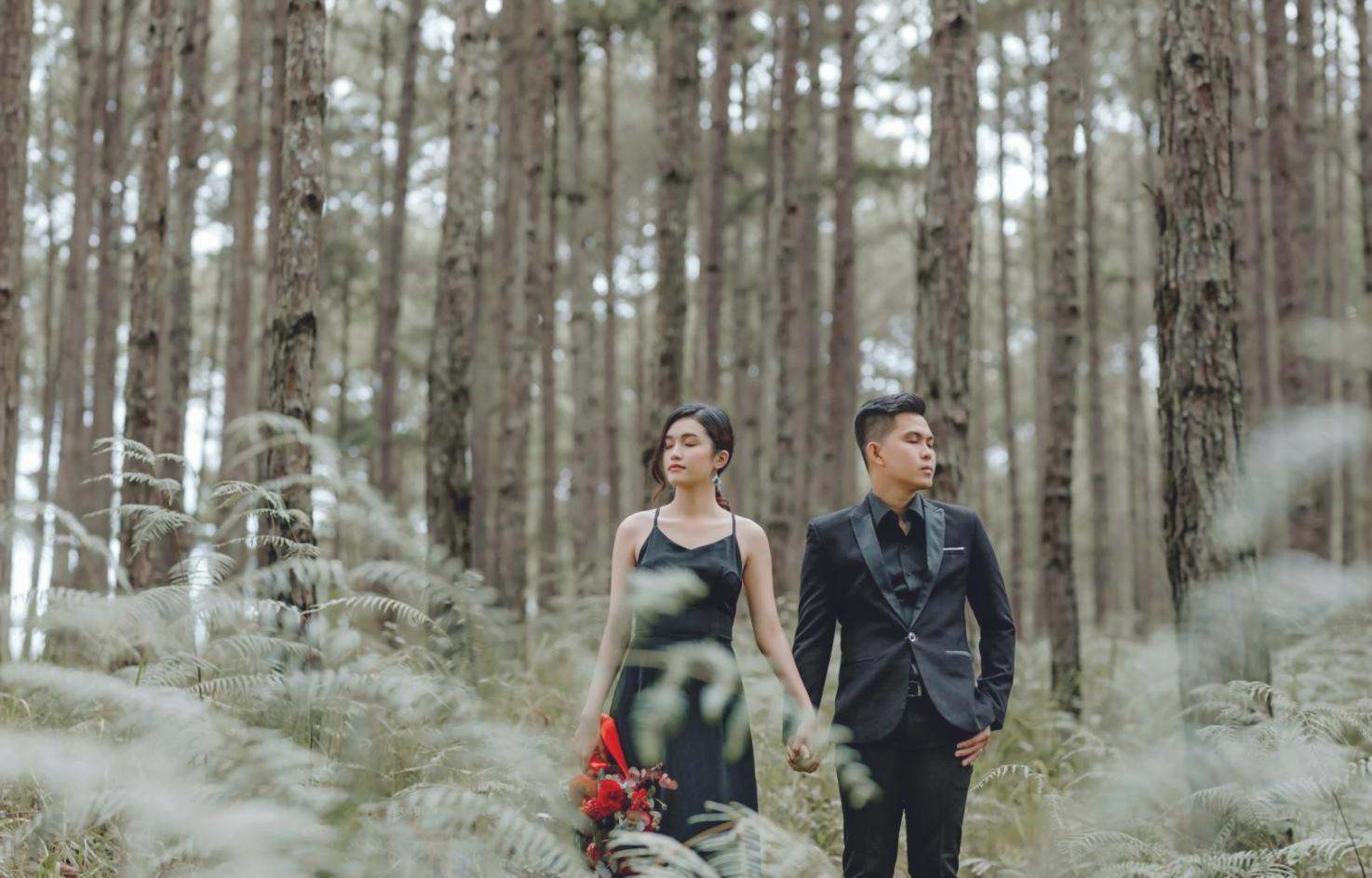 Nonno che insegna ai nipoti attività tradizionali in cucina