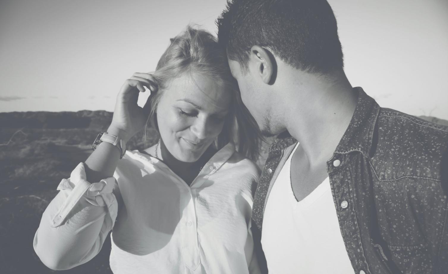 Nonni che trasmettono competenze pratiche ai giovani